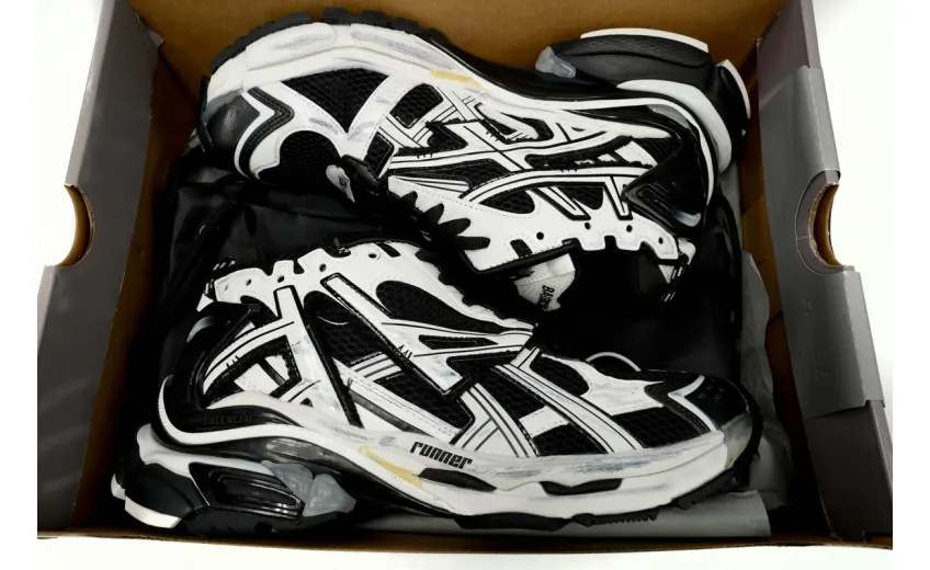 Balenciaga Runner White Black White   677403W3RB29010