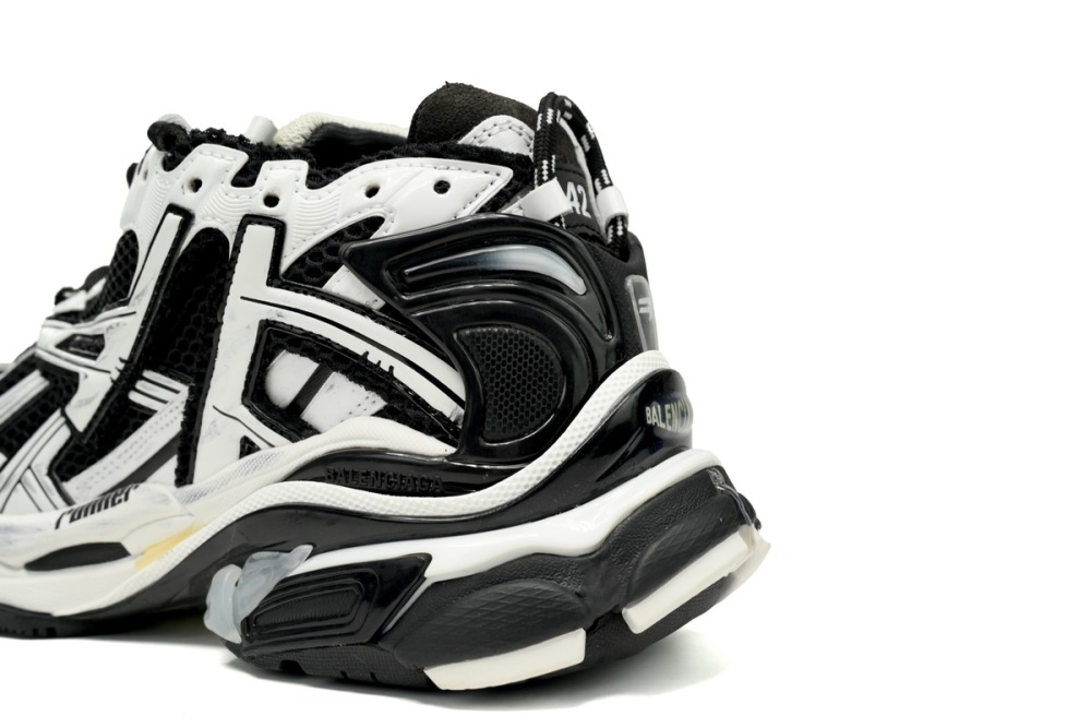 Balenciaga Runner White Black White   677403W3RB29010