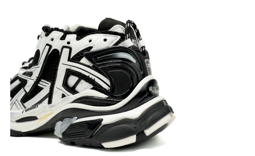 Balenciaga Runner White Black White   677403W3RB29010