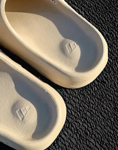 adidas Yeezy Slide Bone FZ5897 review Gilbert 01