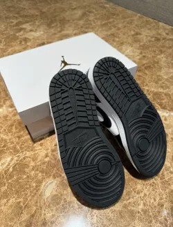 Jordan 1 Low Panda (2023) DC0774-101 review Allen 02