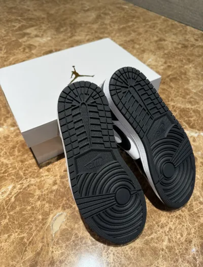 Jordan 1 Low Panda (2023) DC0774-101 review Allen 01