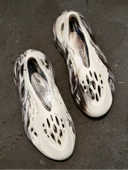 Adidas Yeezy Foam RNNR MX Cream Clay GX8774  review Ann 02