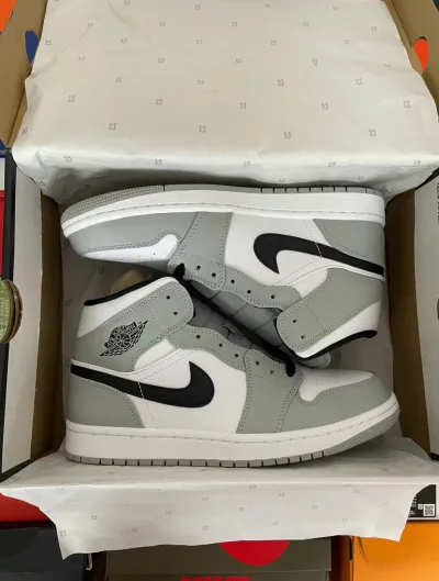 Jordan 1 Mid Light Smoke Grey 554724-092  review Lisa 01