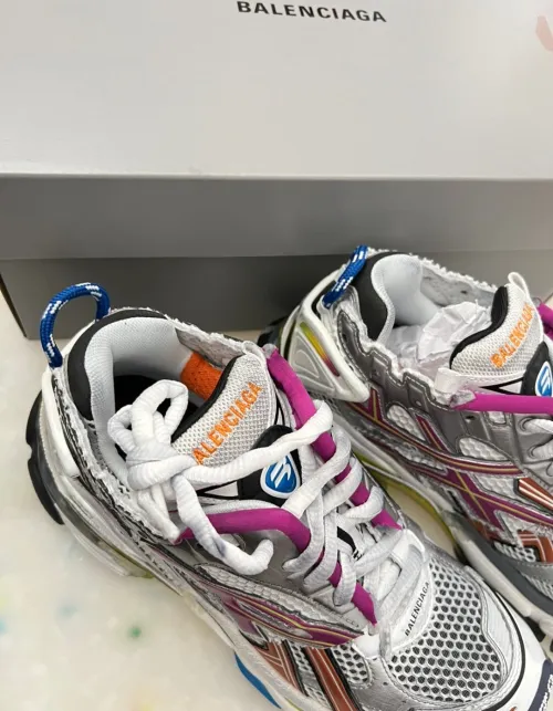 Balenciaga Runner Multicolor  677402W3RB68123 review 