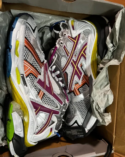 Balenciaga Runner Multicolor  677402W3RB68123 review 