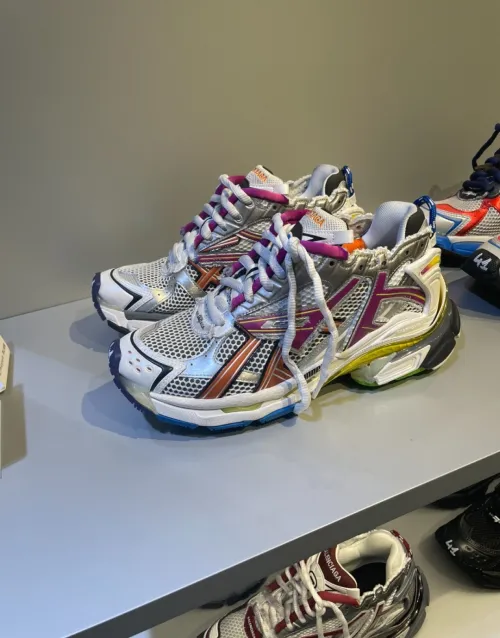 Balenciaga Runner Multicolor  677402W3RB68123 review 