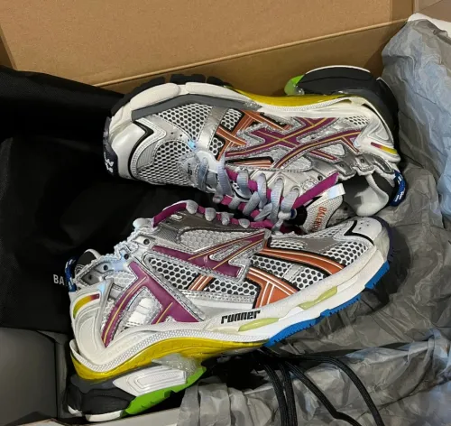 Balenciaga Runner Multicolor  677402W3RB68123 review 