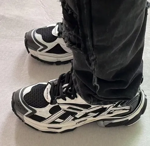 Balenciaga Runner White Black White   677403W3RB29010 review 