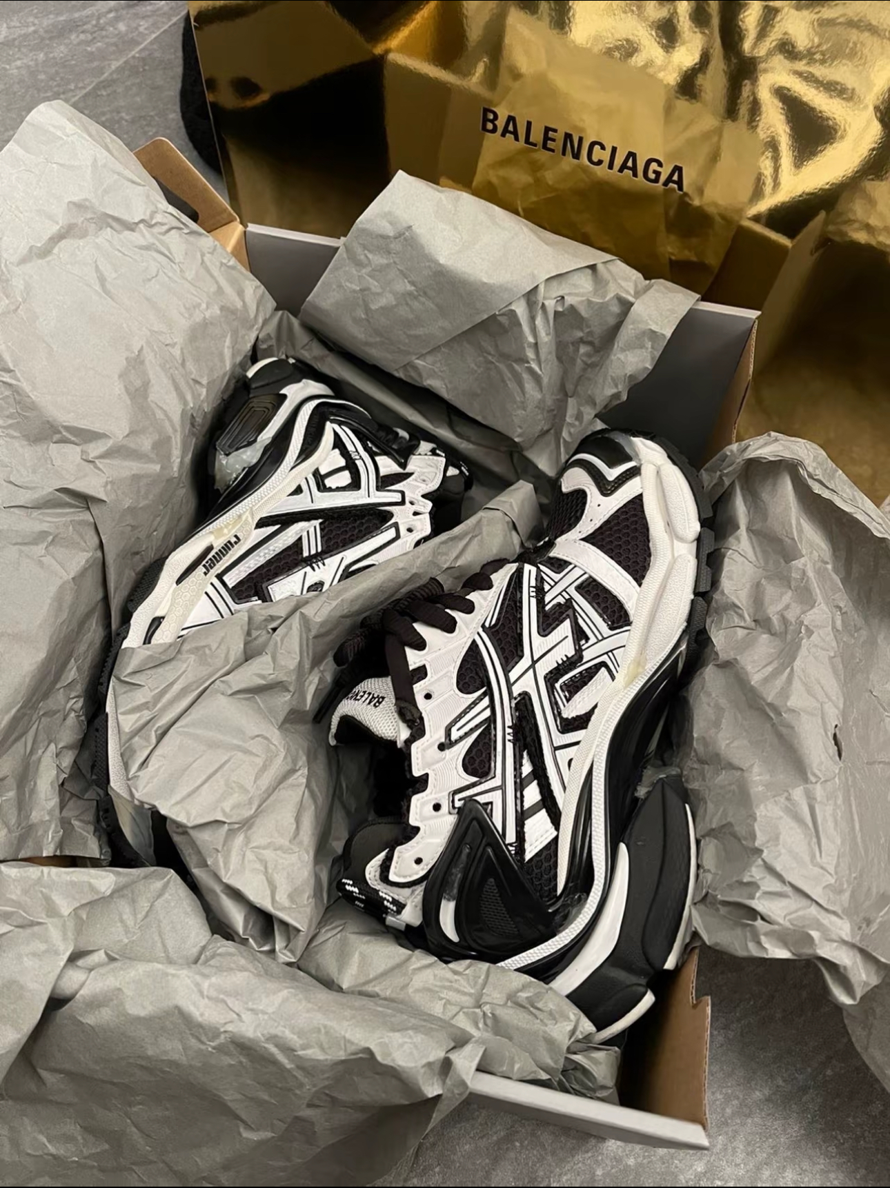 Balenciaga Runner White Black White   677403W3RB29010 review daisy