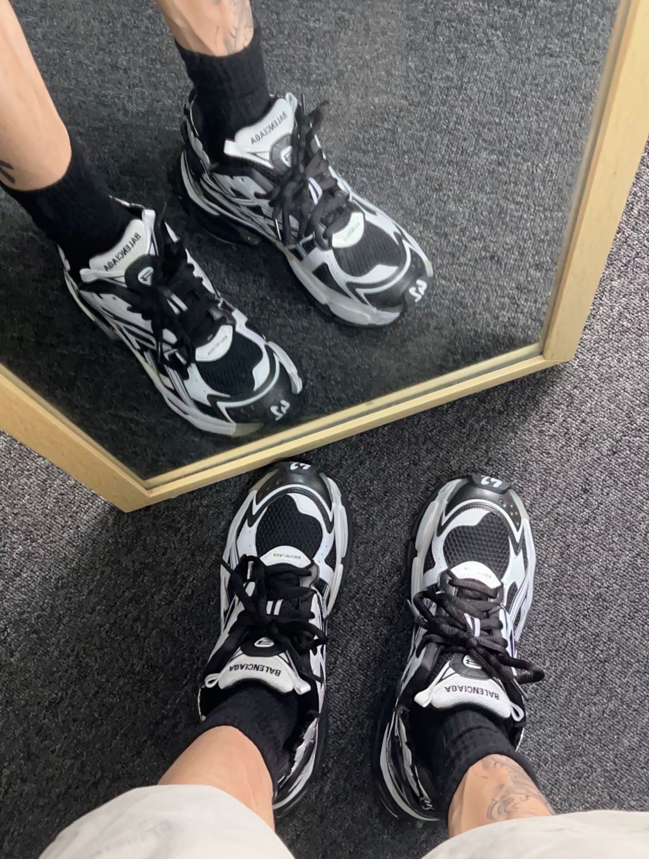 Balenciaga Runner White Black White   677403W3RB29010 review Lanchest