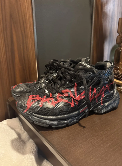 Balenciaga Runner Graffiti Black Red 677403W3RBQ1060 review Lucas