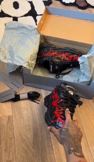 Balenciaga Runner Graffiti Black Red 677403W3RBQ1060 review 