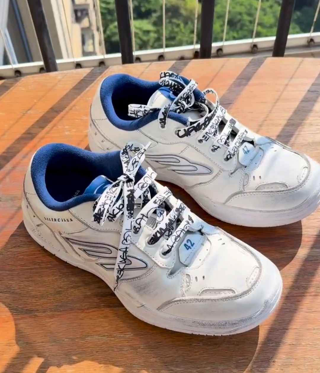 Balenciaga Hamptons Worn-Out White Dark Blue 841765WCURB9141 review Liam