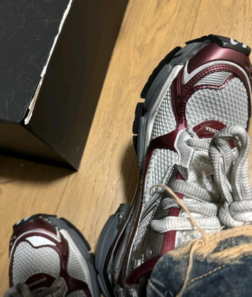 Balenciaga Runner Sneaker 'White Burgundy' 677402 W3RB3 9069 review 