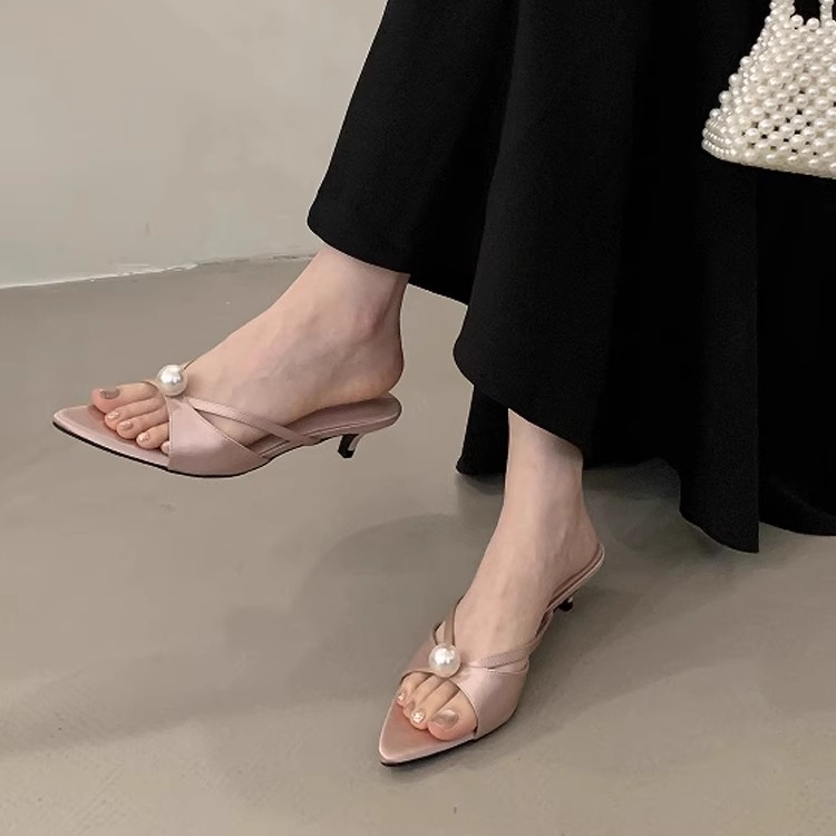 Pointed Tip, Middle Heel, Fine Strap, Dragging Pearl, Exposed Toe