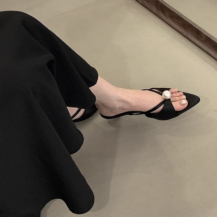 Pointed Tip, Middle Heel, Fine Strap, Dragging Pearl, Exposed Toe