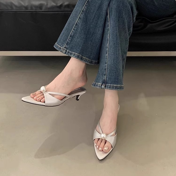 Pointed Tip, Middle Heel, Fine Strap, Dragging Pearl, Exposed Toe