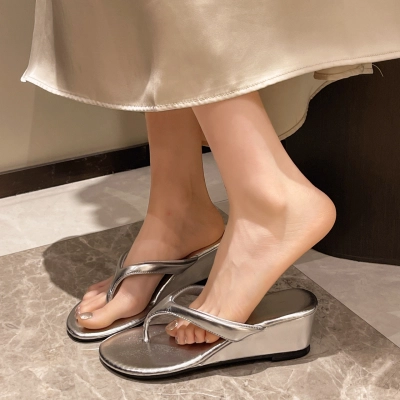 Thick Soled Double Toed Leisure Beach Sandals 01