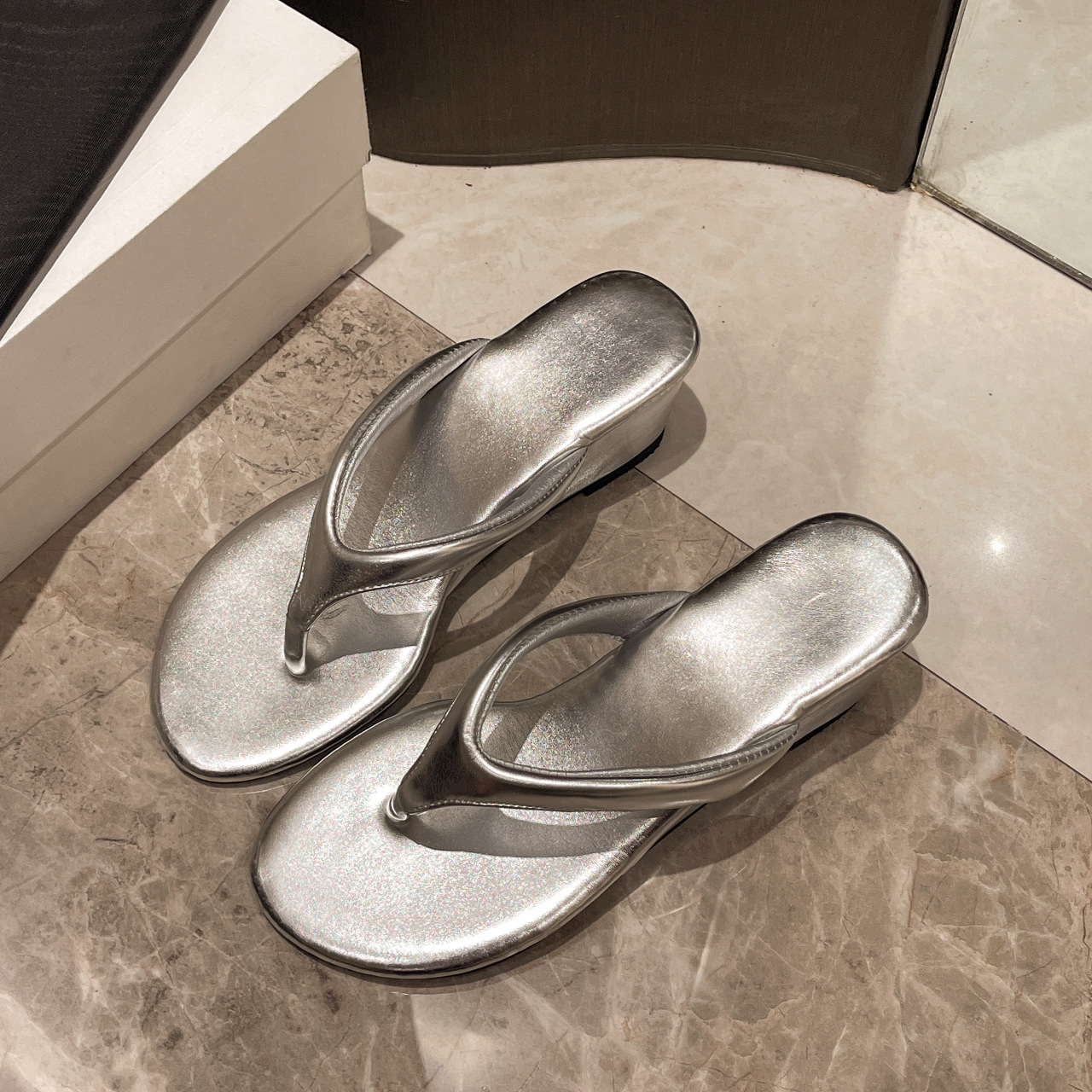 Thick Soled Double Toed Leisure Beach Sandals