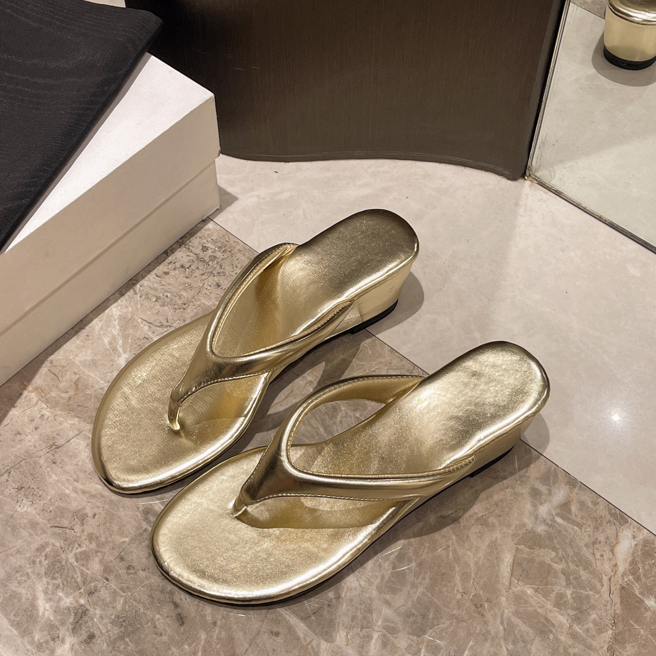 Thick Soled Double Toed Leisure Beach Sandals