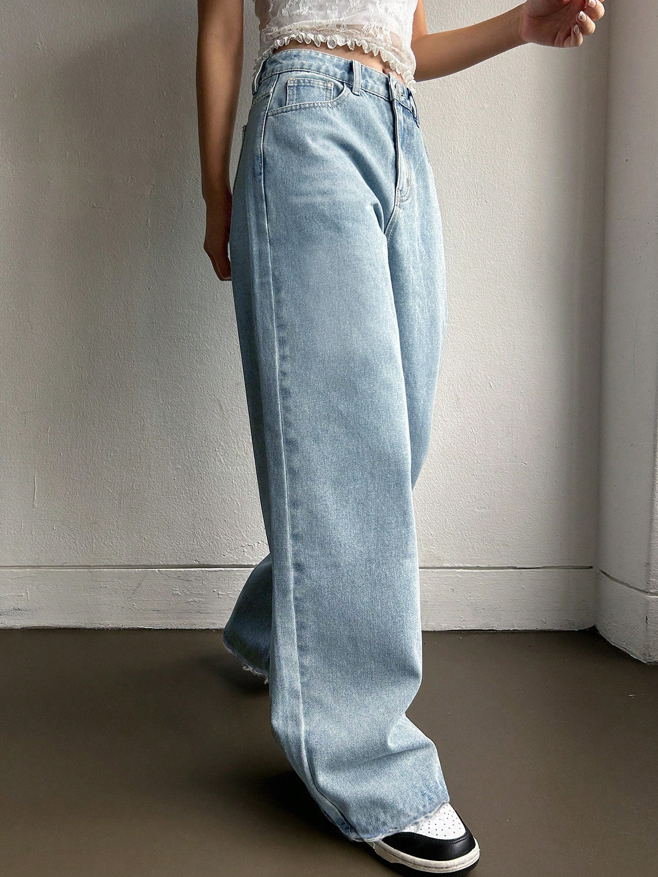 Bow Pocket Embroidered Jeans