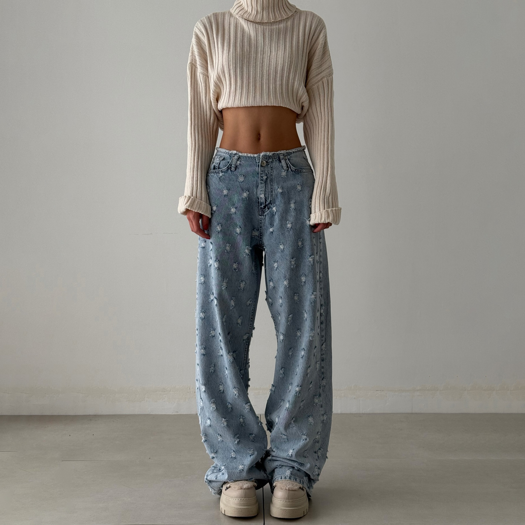 Edgy Street Style Frayed and Ripped Denim Jeans for Bold Ladies