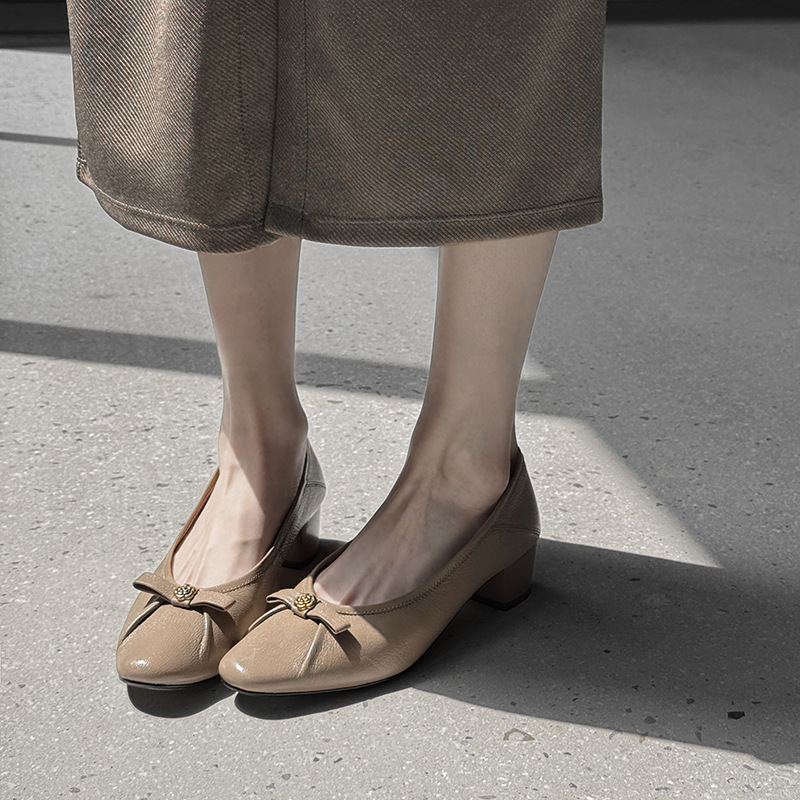 Autumn Soft Lambskin Block Mid Heel Round Toe Mary Jane Shoes with Camellia & Bow Detail – Women’s Elegant Slip-On Flat Shoes