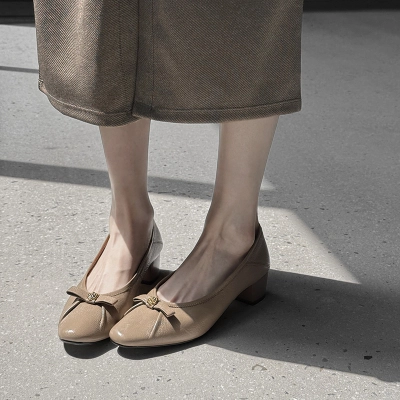 Autumn Soft Lambskin Block Mid Heel Round Toe Mary Jane Shoes with Camellia & Bow Detail – Women’s Elegant Slip-On Flat Shoes 02