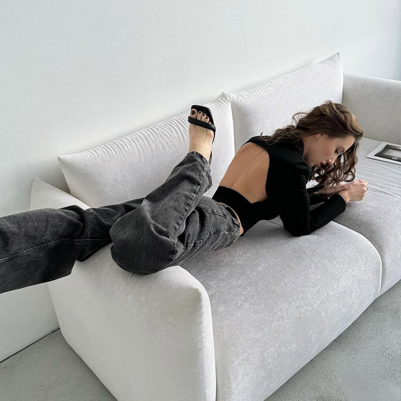 American Girlie Style Long Sleeve Zip-Up Crop Top with Open Back – Sexy and Slimming