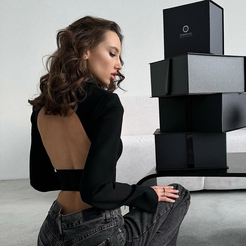 American Girlie Style Long Sleeve Zip-Up Crop Top with Open Back – Sexy and Slimming