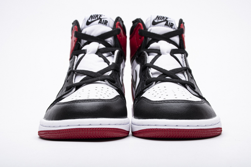 Yes Sneaker Air Jordan 1 Retro Black Toe (2016) 555088-125