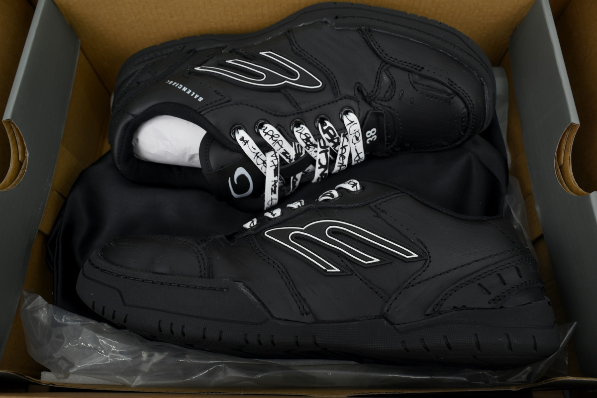 Balenciaga Hamptons Worn-out Trainers Black 841765 WCURB 9141