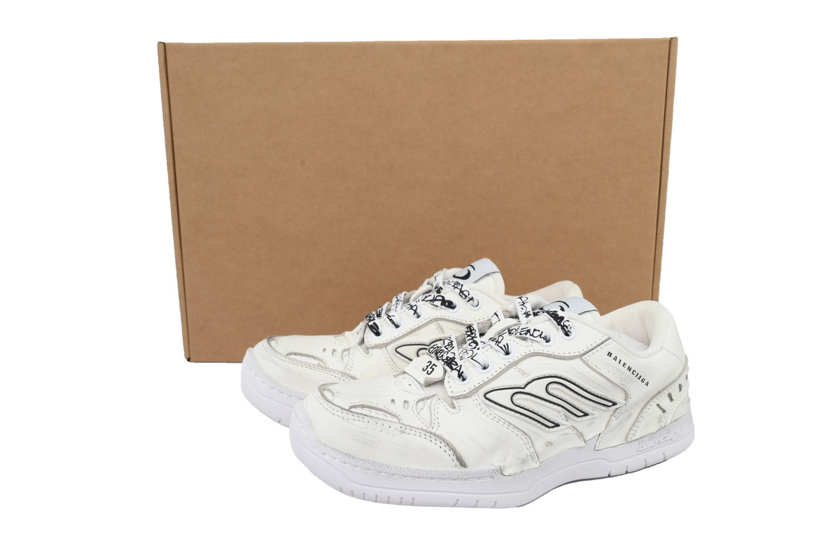 Balenciaga Hamptons Worn-out Trainers White 841765 WCURB 9141