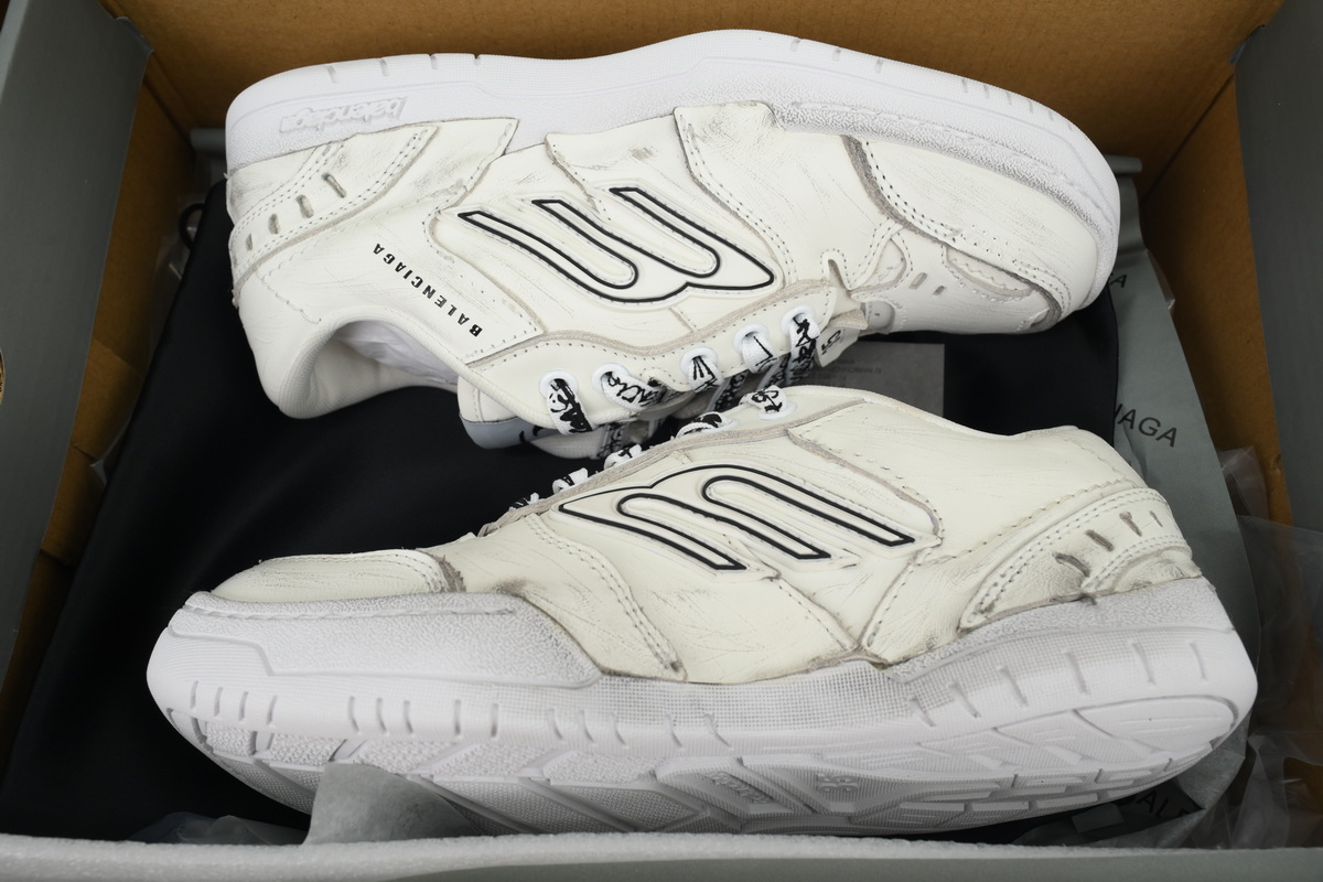 Balenciaga Hamptons Worn-out Trainers White 841765 WCURB 9141