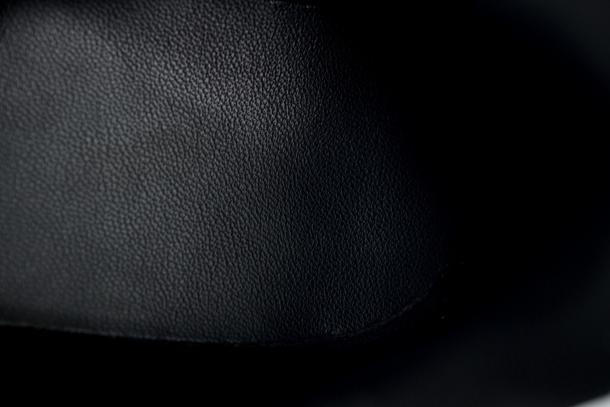 LV BUTTERSOFT Sneaker Lambskin/Plain Calf Leather Black 1AIKEO