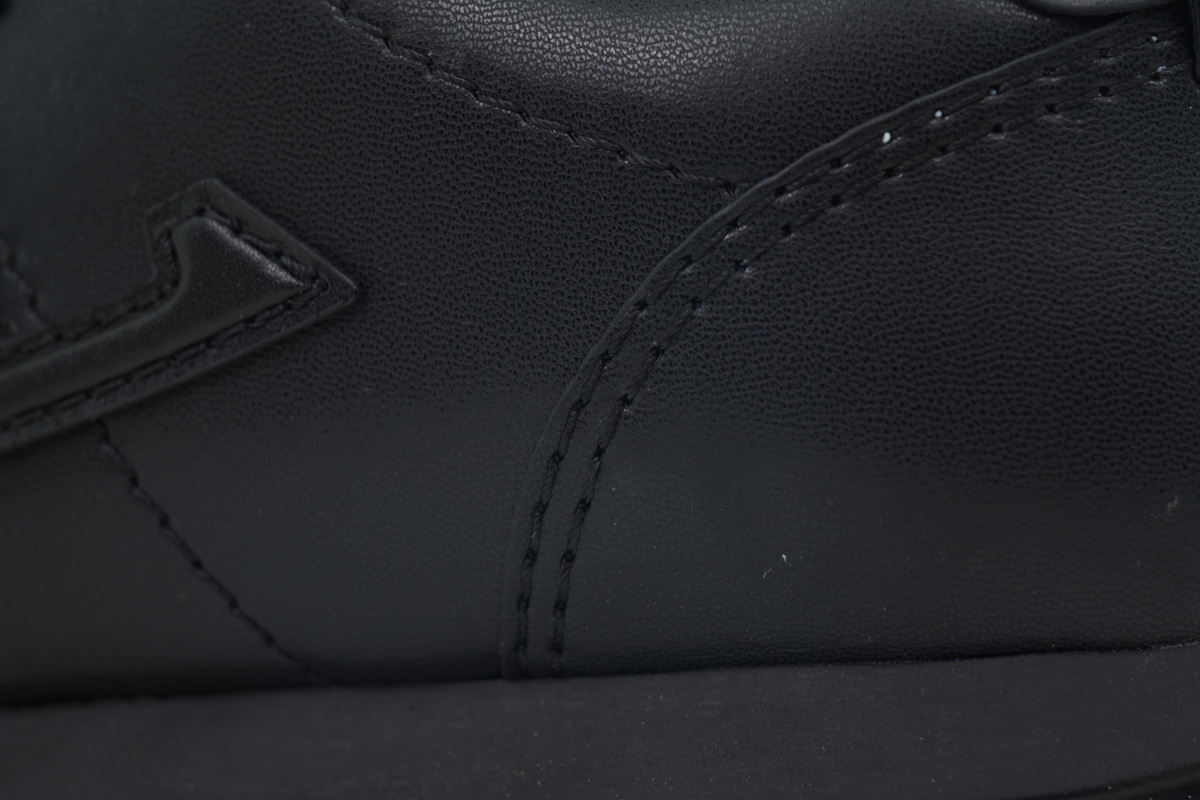 LV BUTTERSOFT Sneaker Lambskin/Plain Calf Leather Black 1AIKEO