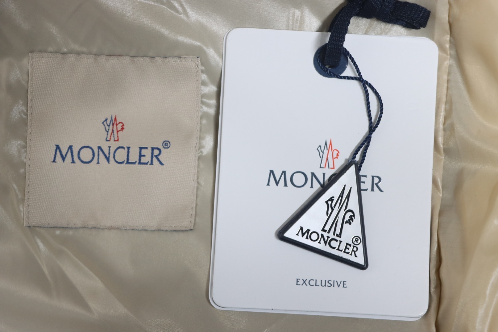 Moncler Abbadia Short Down Jacket Black