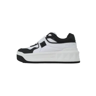 Valentino Garavani Low Top Chunky Sneakers Leather Black White 01
