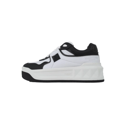 Valentino Garavani Low Top Chunky Sneakers Leather Black White 01