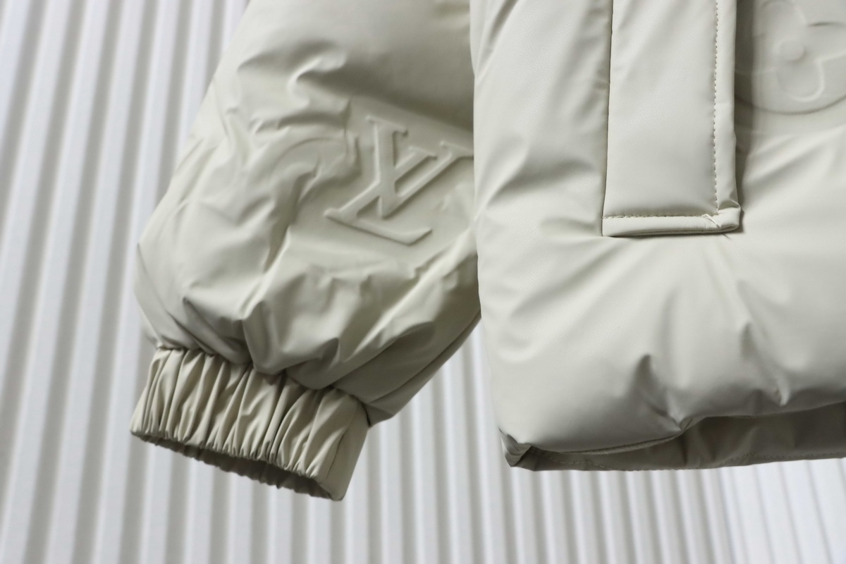 Louis Vuitton Short Padded Cotton Jacket With Stand Collar & Elastic Cuffs & Embossed Zipper & White 