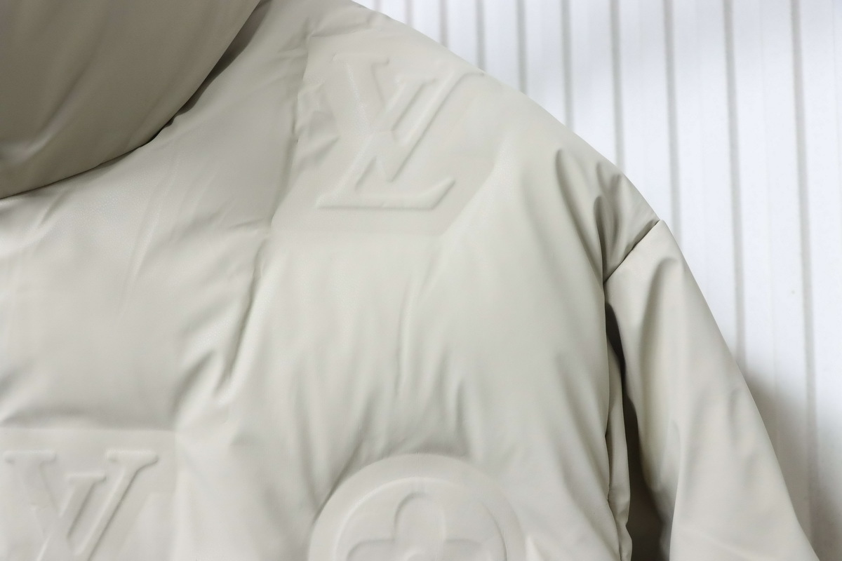 Louis Vuitton Short Padded Cotton Jacket With Stand Collar & Elastic Cuffs & Embossed Zipper & White 