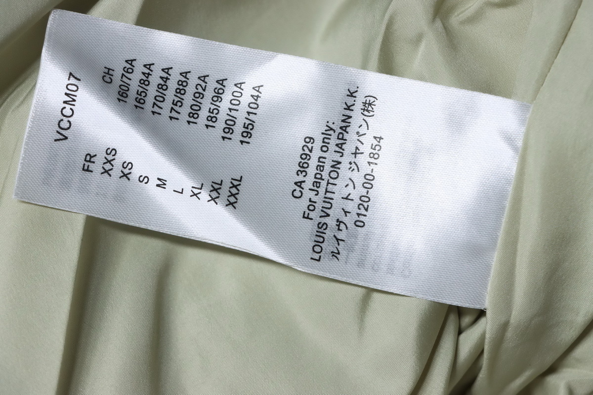 Louis Vuitton Short Padded Cotton Jacket With Stand Collar & Elastic Cuffs & Embossed Zipper & White 