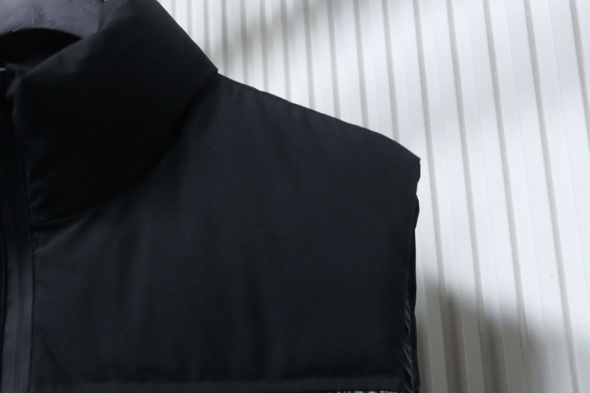 Moose Knuckles Glossy Down Vest Black