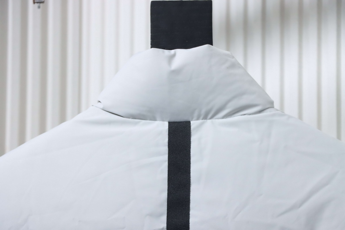 Moose Knuckles Glossy Down Vest White