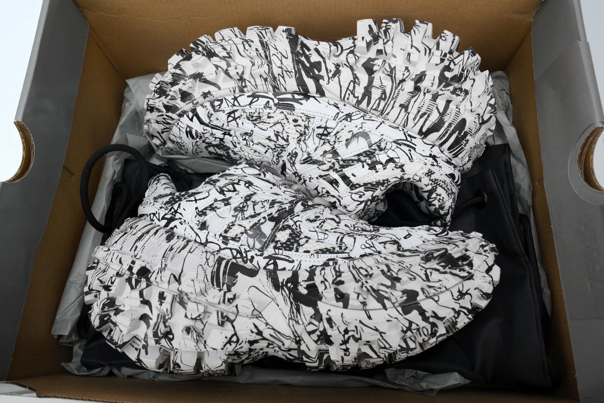 Balenciaga Defender Graffiti White 685611 W2RAM 9010