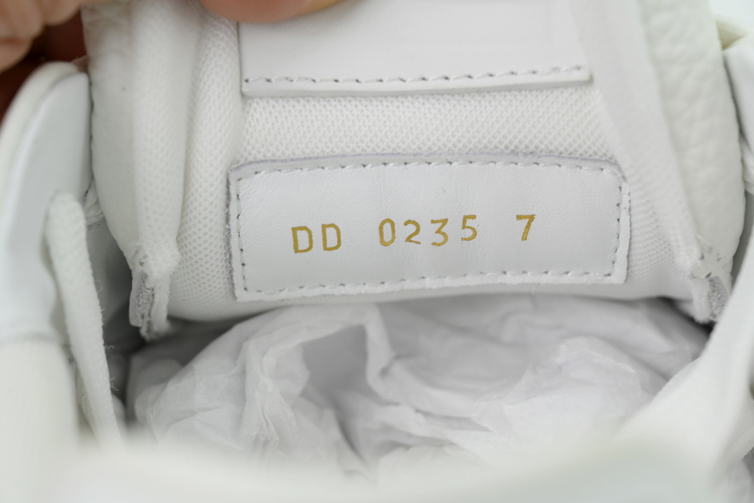 Louis Vuitton Trainer White and Blue Rivets (NFC)