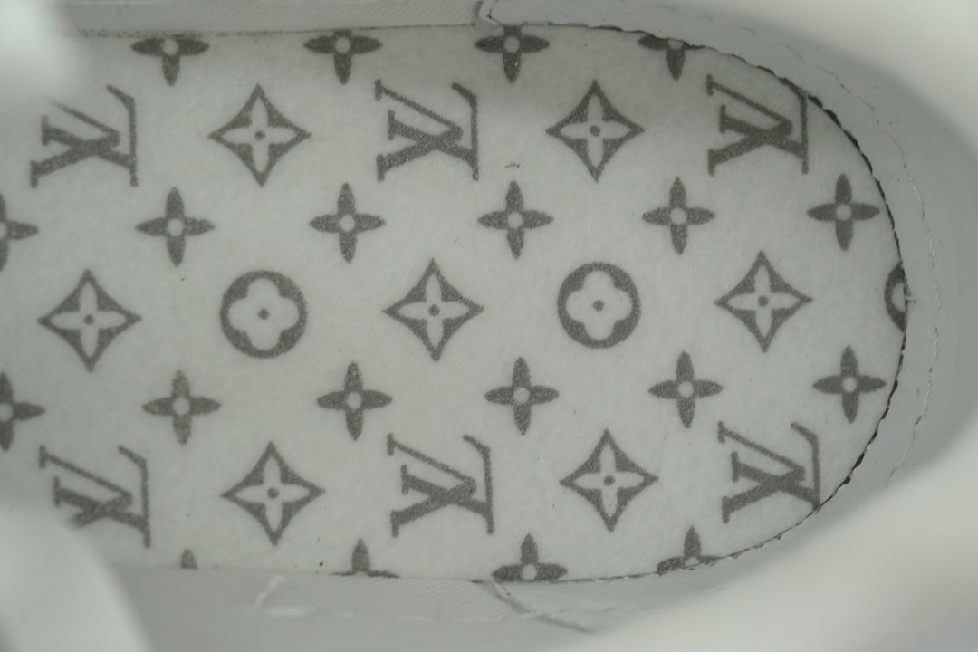 Louis Vuitton Trainer White and Blue Rivets (NFC)