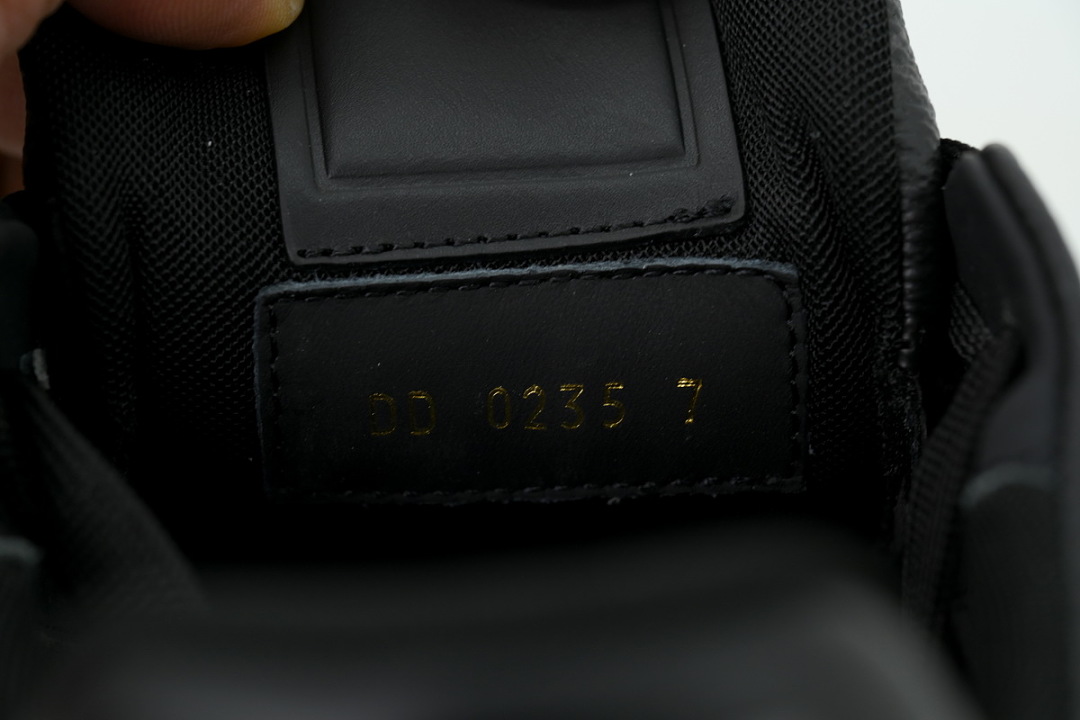 Louis Vuitton Trainer Black (NFC)