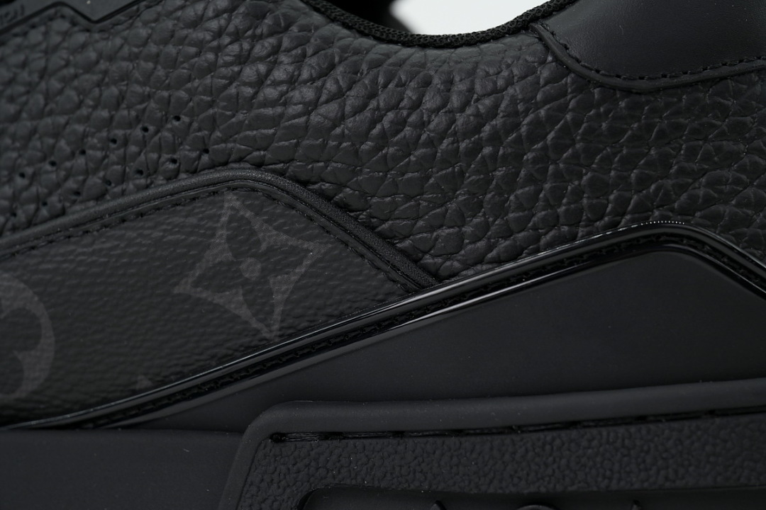 Louis Vuitton Trainer Black (NFC)